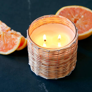 Grapefruit Pomelo is a sunny blend that includes sweet grapefruit, juicy peach, mint and cassis buds. Burn time 85+ hours Made in the USA. 12 oz.