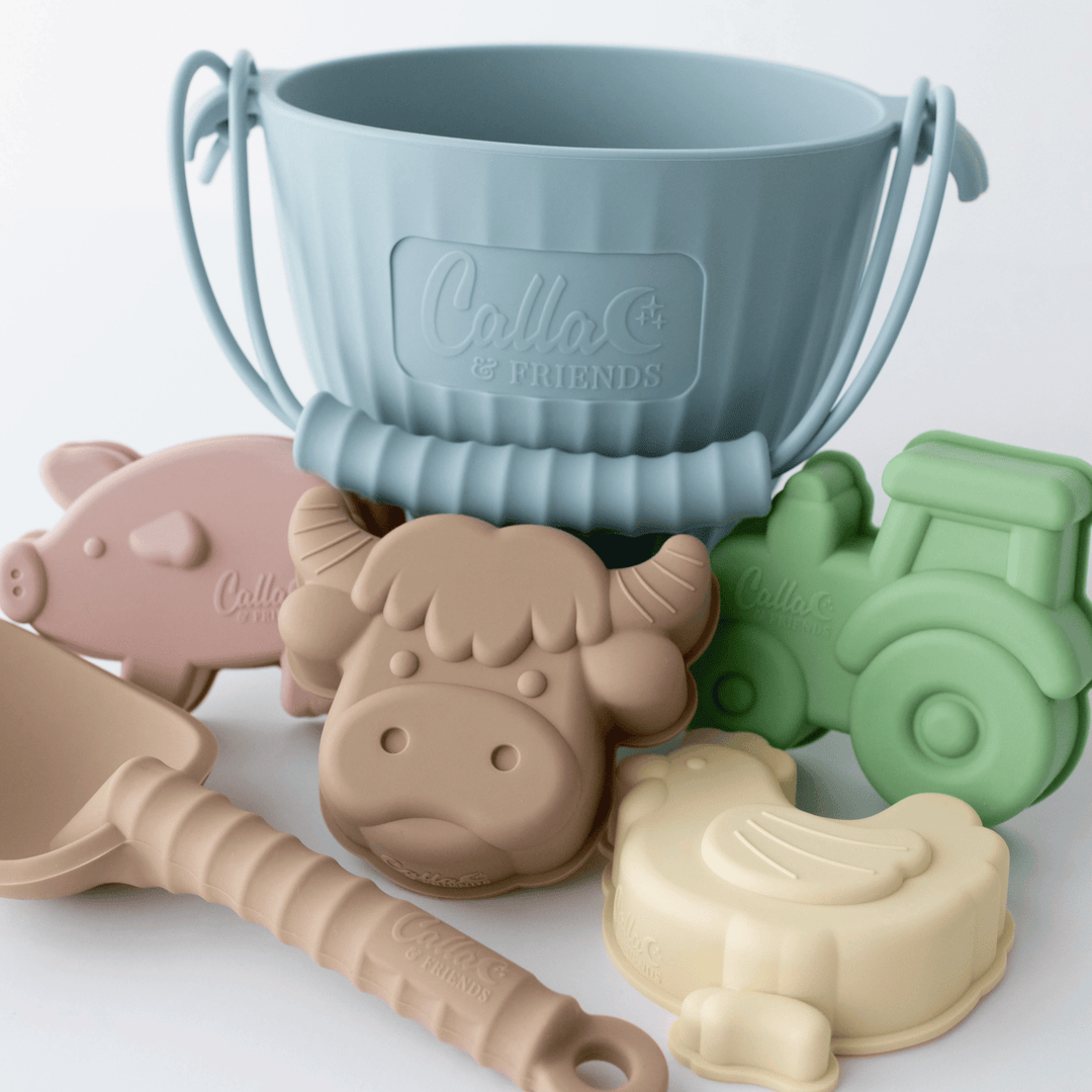 Set of colorful animal-shaped molds and a blue bucket on a white background, featuring the brand 'Culla & Friends'.